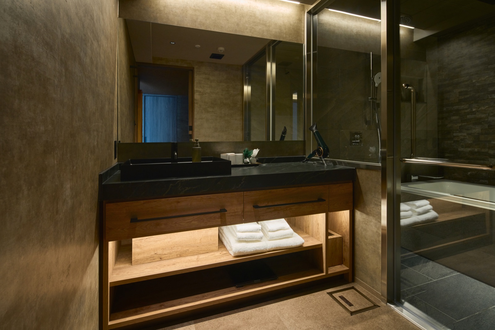 Superior King bath 4