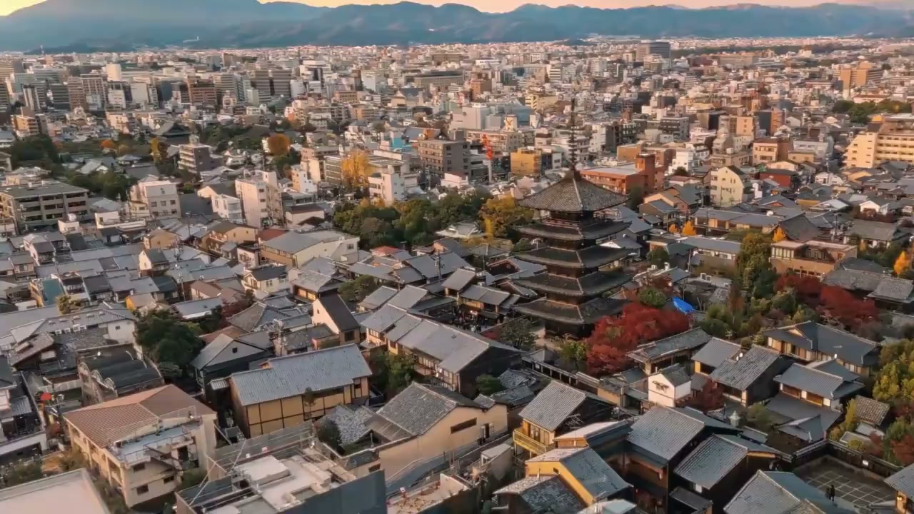 夕暮れの京都 八坂の塔を望む町並み